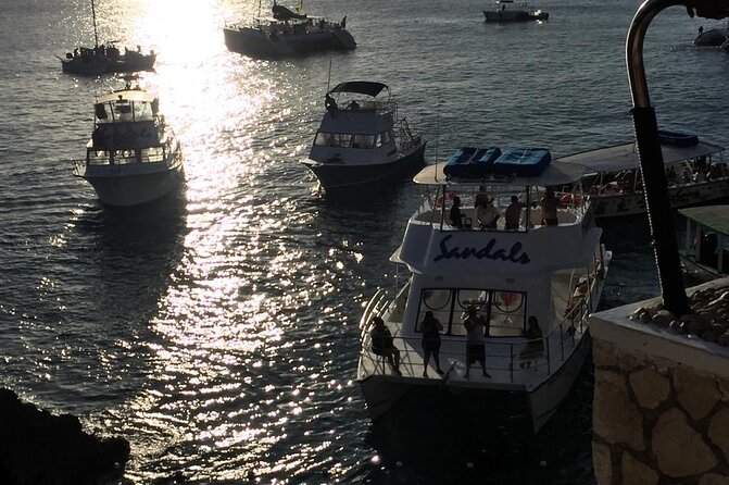 4 Hours Party Boat Catamaran Cruise in Negril - Rick’s Cafe and the cliff-jumping finale