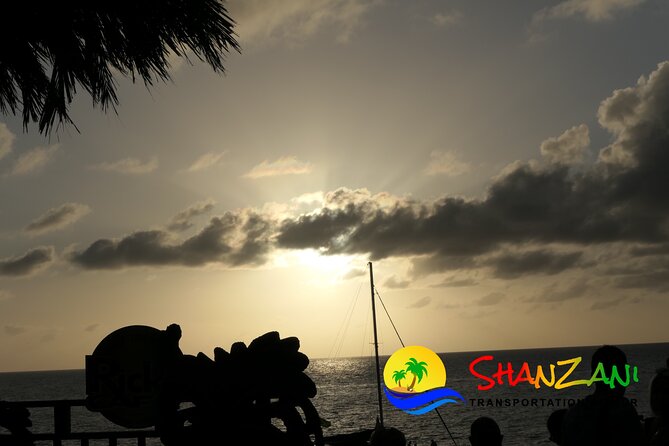 7 Mile Beach & Ricks Cafe with free Shopping experience - Rick’s Cafe and the cliff-jumping show