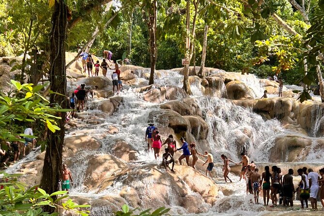 Bamboo Rafting with lime stone - What to watch for at bars and photo stops