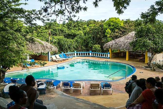 Blue Hole Mineral Spring and Rick's Cafe - What the mineral spring feels like in practice