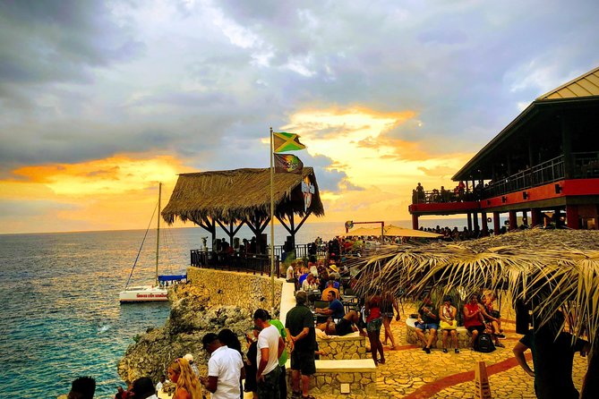 Blue Hole Mineral Spring, Ricks Cafe, 7 Mile Beach and Shopping Private Tour - Why this private Negril outing works
