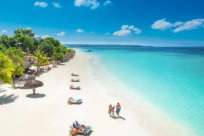 Blue Hole Mineral Spring, Ricks Cafe, 7 Mile Beach and Shopping Private Tour - Who should book this tour?