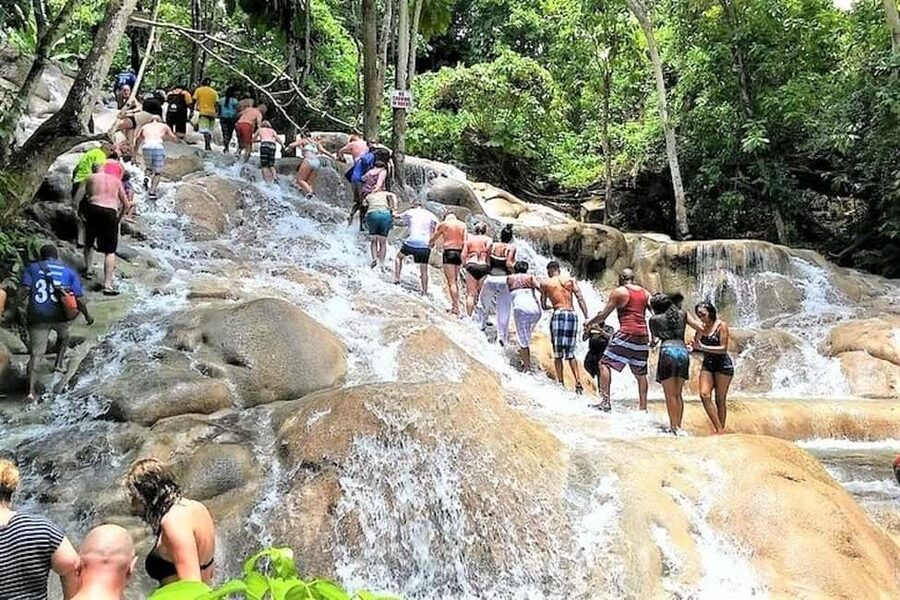 Blue Hole, Secret Falls, and Dunn's River Falls Combo Day-Tr - The drive from Montego Bay to the waterfalls