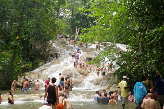 Dunn's River Falls Climb and Beach Include Entry Fee (ᵔᵕᵔ) - A guide makes the wet climb easier