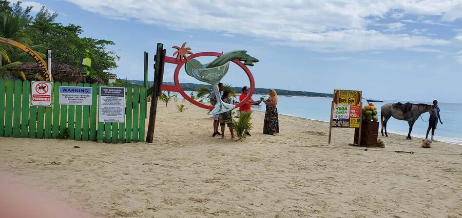 From Montego Bay: Negril Beach & Rick's Cafe Sunset Day Trip - The guides make a real difference