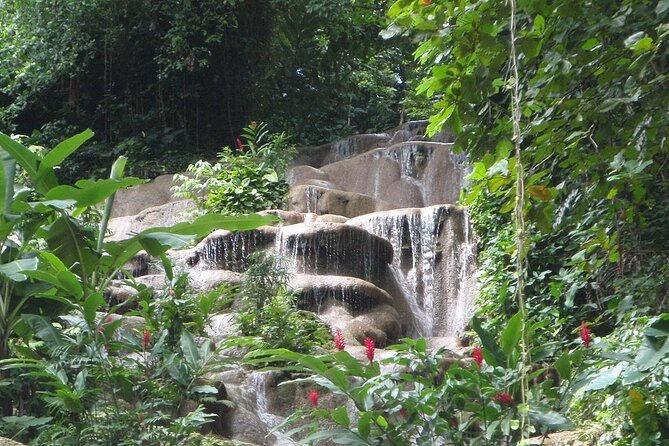 Fun tour for kids with River tubing and Konoko Falls - White River tubing: an easy hour under the trees
