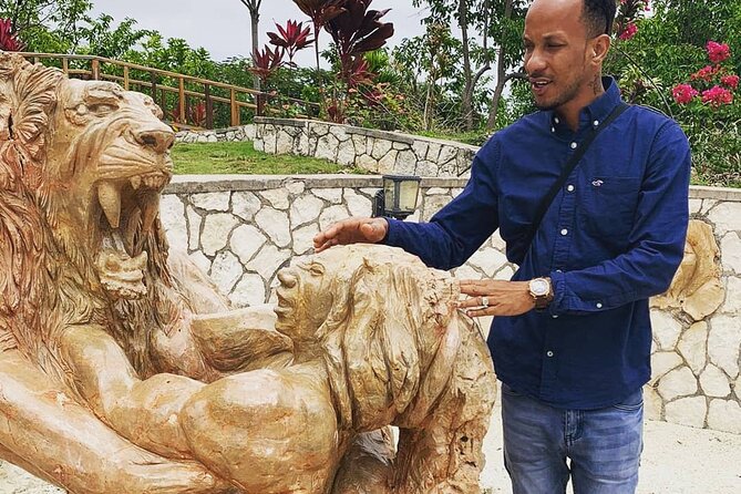 Jamaica Giants sculpture park, art galleries - The vintage house begins the art tour