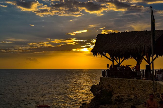 Jamaica Sunset at Rick's Cafe Private Tour with Transfer - Why Rick’s Café makes a worthwhile evening stop