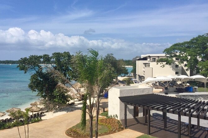 Montego Bay Airport private Taxi to Royalton Negril - The Arrival Meeting Is the Best Part