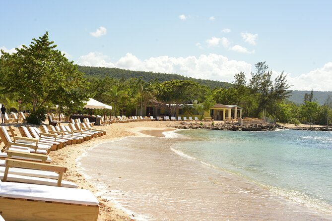Montego Bay: Bamboo Beach Club with Lunch and Cocktails - Reggae music and light entertainment