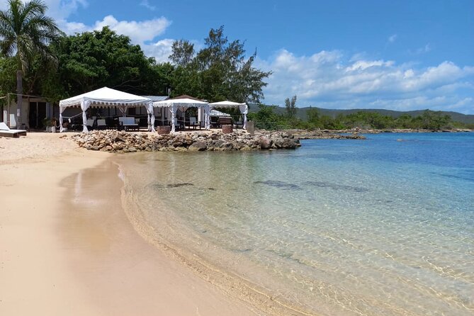 Montego Bay: Bamboo Beach Club with Lunch and Cocktails - Three hours beside the sea