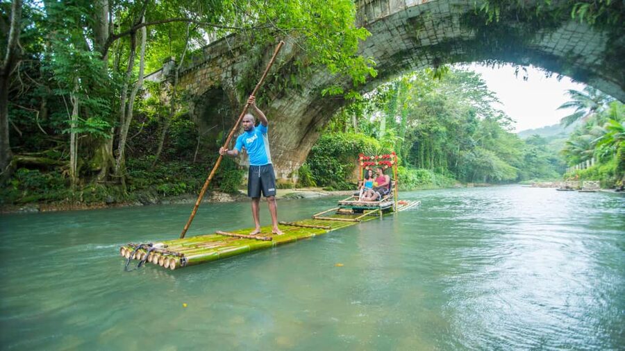 Montego Bay: Bamboo Raft Cruise on the Great River - How the guides shape the day