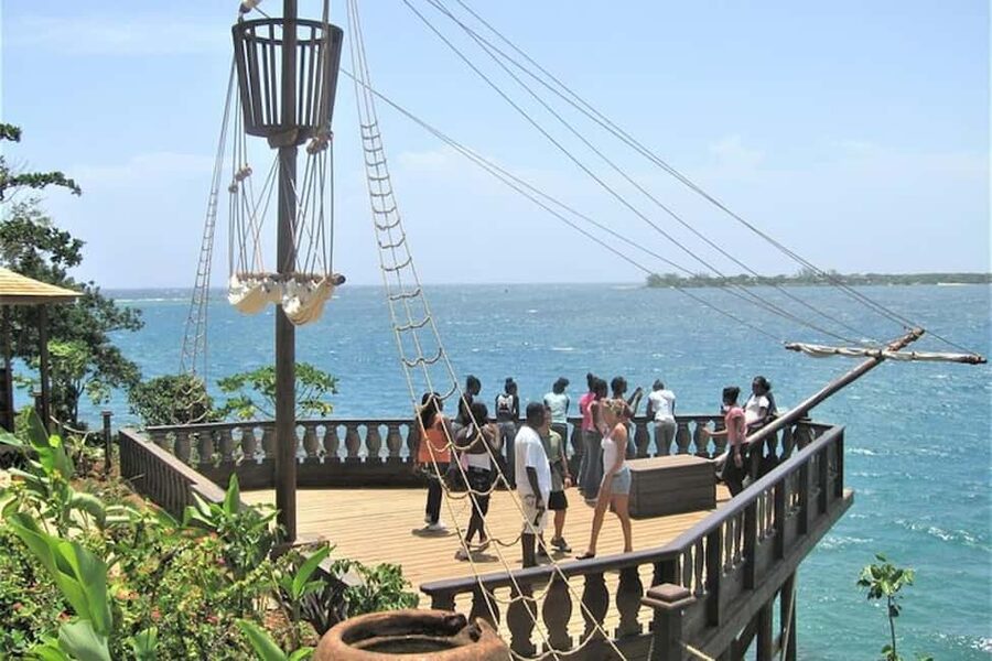 Montego Bay: Bob Marley's Nine Mile Admission & Guided Tour - Walking through Mt. Zion and the memorial site