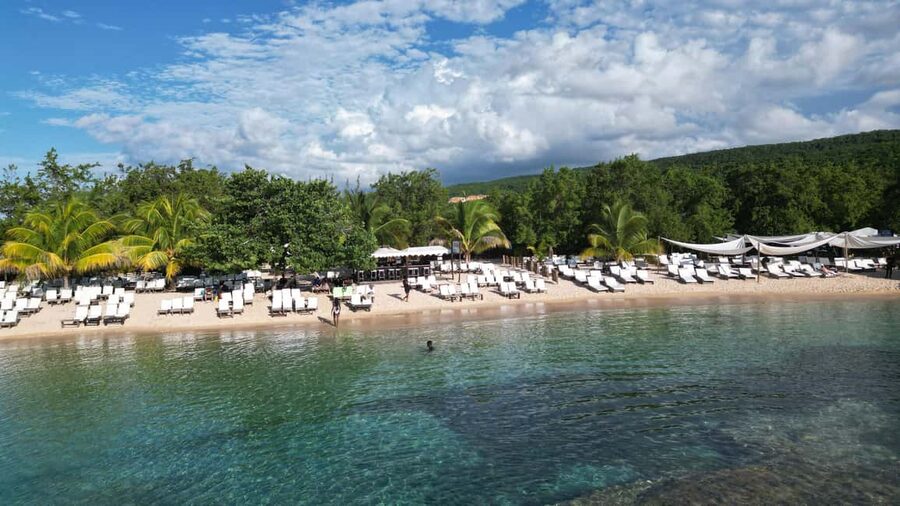 Montego Bay: Dunn's River Falls & Lunch at Bamboo Beach Club - What lunch and drinks really add to the price