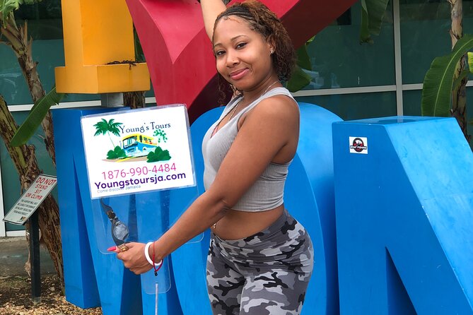 Montego Bay Roundtrip Luxury Transfer with Lounge Access - Meeting the private driver