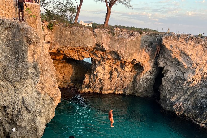 Negril 7 Mile Beach and Ricks Cafe Tour - What makes Rick’s Cafe worth the stop