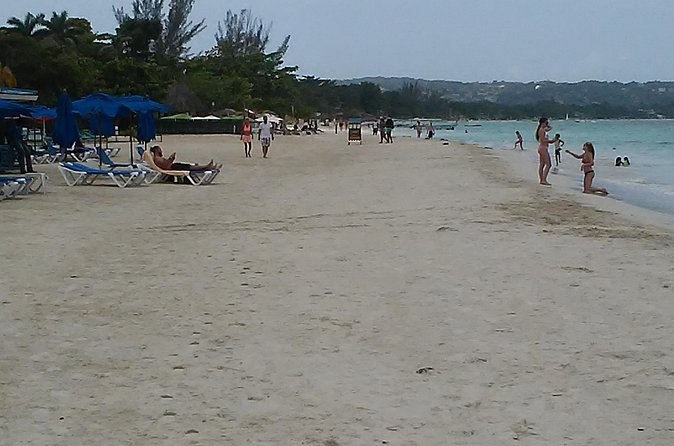 Negril seven Miles Beaches & Shopping Only | Spend more time on the Beach: - Shopping in Negril around 4:30 p.m.