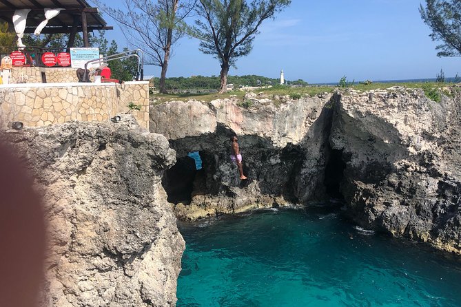 Negril Shopping And Rick's Café - A private vehicle changes the pace