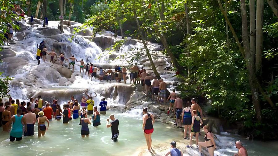 Ocho Rios Catamaran: Dunn's River, Snorkeling & Open Bar - Cruising Along Jamaica’s North Coast