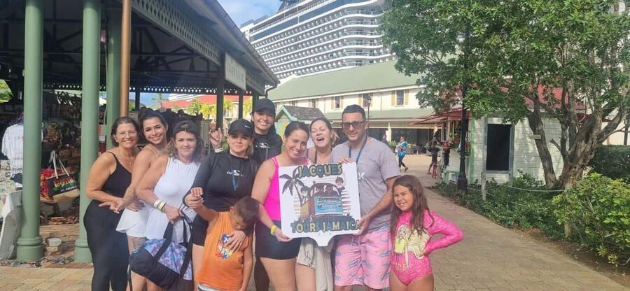 Ocho Rios: Dunn's River Falls and Shopping Tour - The Ocho Rios shopping stop