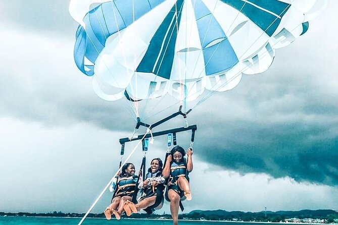 Parasailing, Blue Hole Mineral Spring, Seven Mile Beach - What the private vehicle adds