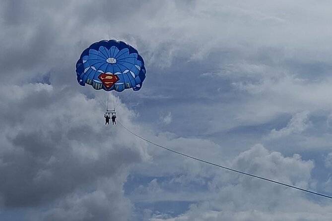 Parasailing, Blue Hole Mineral Spring, Seven Mile Beach - Parasailing above Negril