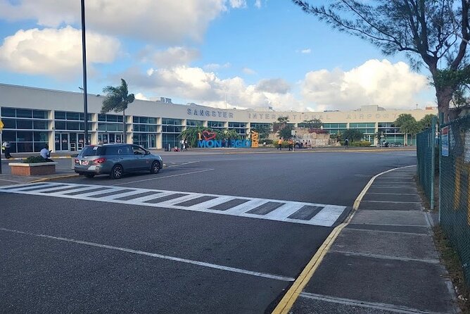 Private Airport Pickup and drop off in Jamaica - The ride from Montego Bay to your destination