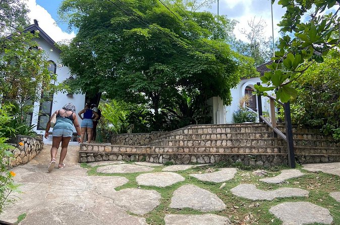 Private Nine Mile, Bob Marley Tour from Ocho Rios - Paying Respect at the Mausoleum