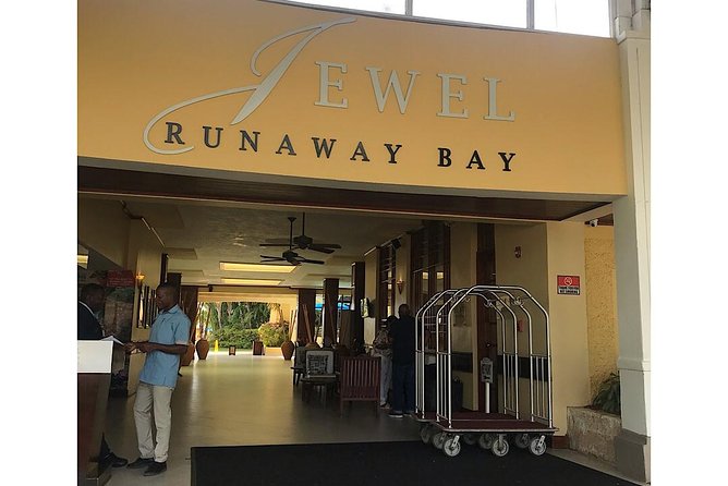 Private Roundtrip Airport Transfer to Resorts in Runaway Bay - Booking Ahead and Cancellation Rules