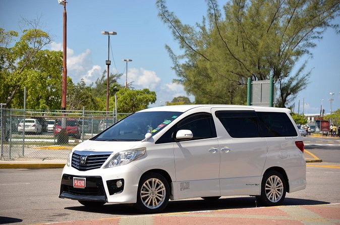Private Transfer Between MBJ airport and Hotels in Montego Bay - Local conversation with Lando