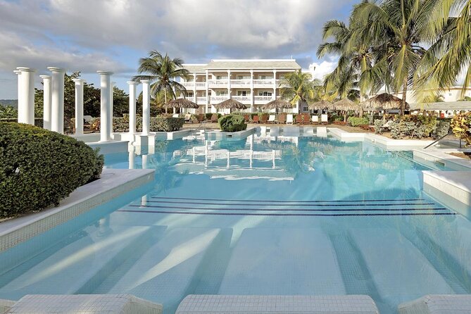 Private Transfer from MBJ Airport to Grand Palladium Hotel - What the vehicle experience includes