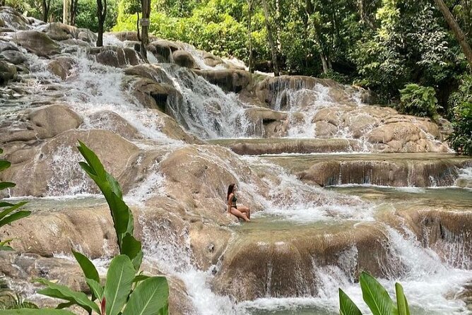Private Transfer from Montego Bay to Dunns River Falls - Climbing Dunn’s River Falls