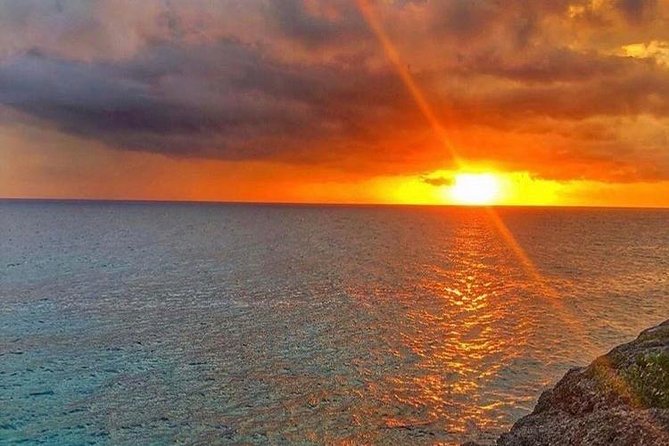 Rick's Café and Seven Mile Beach Private Tour - Rick’s Cafe and the cliff-jumping show