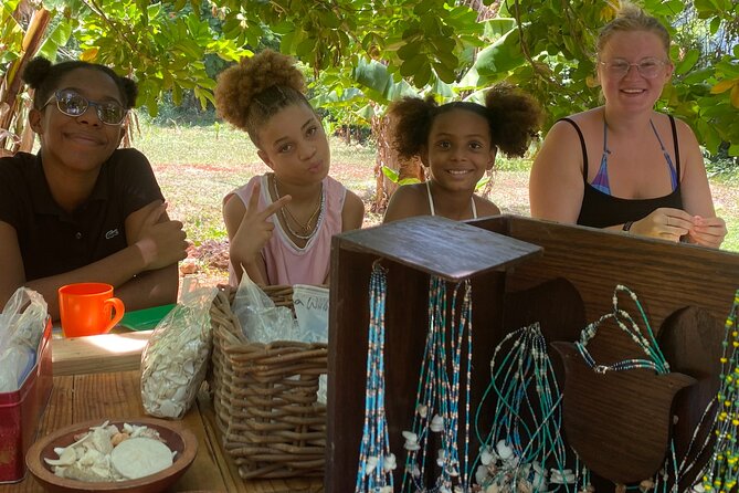 Souvenirs workshop A Mi Mek It! in Montego Bay Jamaica (FR & EN) - Fruit trees, Jamaican soup, and a small farm